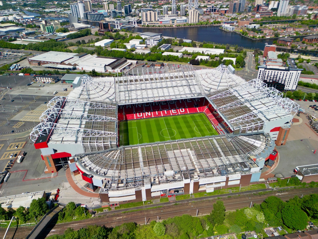 Donos do Manchester United colocam clube a venda